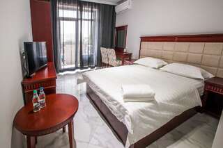 Отель Giowine Hotel & Restaurant Cricova Двухместный номер с 1 кроватью или 2 отдельными кроватями и видом на бассейн-1